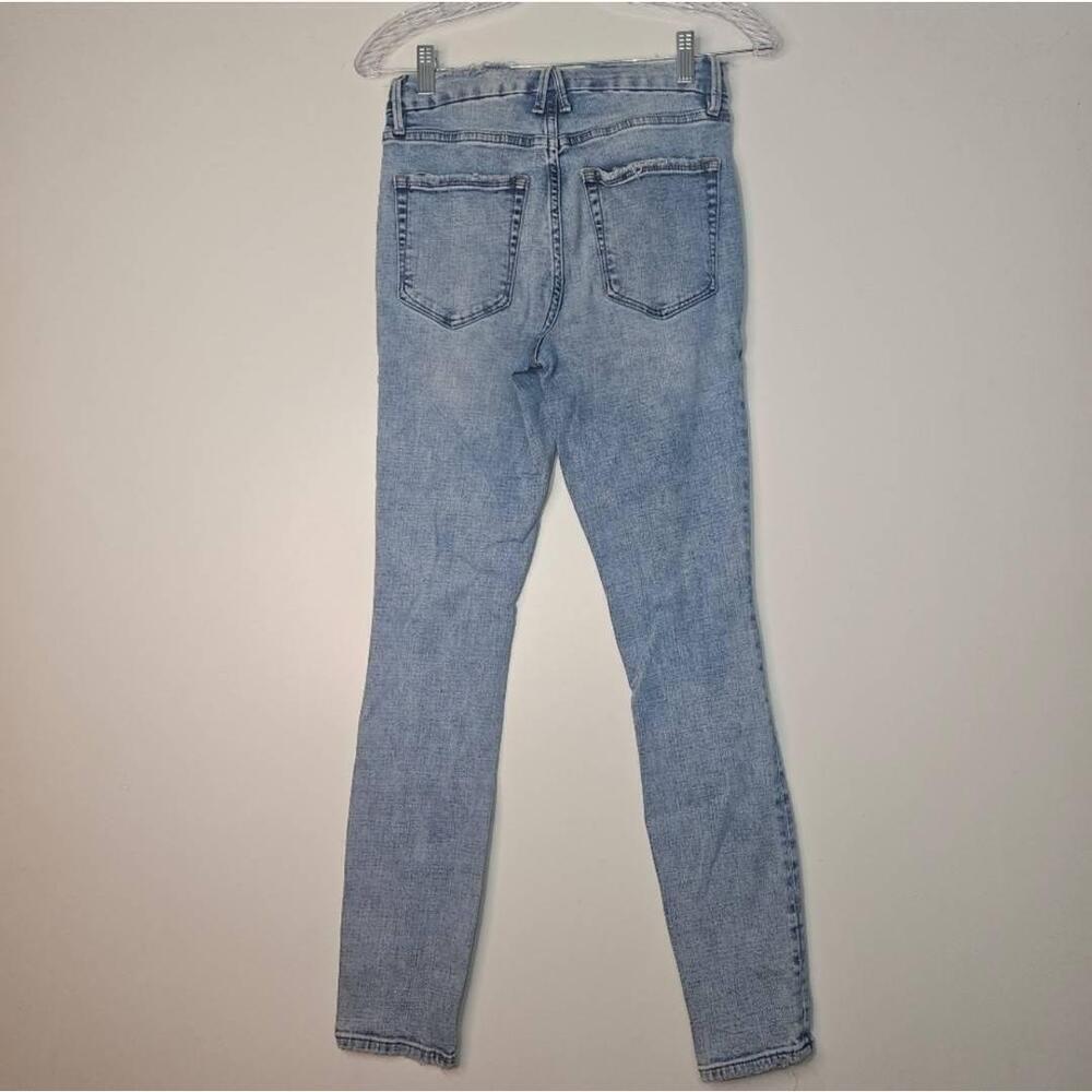 Good American GLRE075T Light Wash Destroyed Hem High-Rise Skinny Jeans 4/27 - Picture 6 of 10